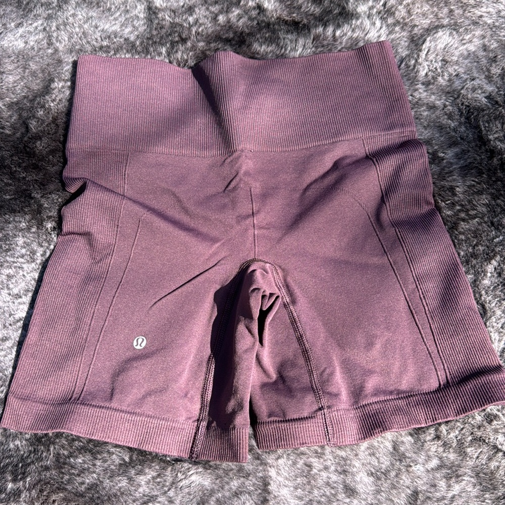Lululemon ebb to street short 4-6 maroon - Picture 2 of 3
